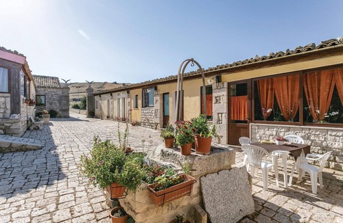 Ragusa House | Lovely home in Ragusa with outdoor swimming pool
