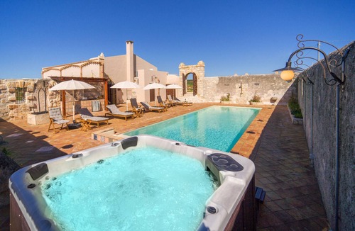 Menfi Villa | Luxurious renovated feud, sea view, heated pool, outdoor Jacuzzi