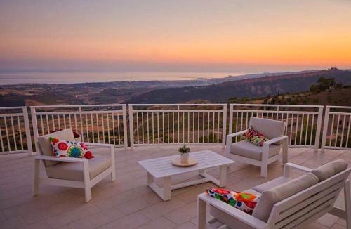 Favara Villa | Luxurious Villa in Favara + Pool