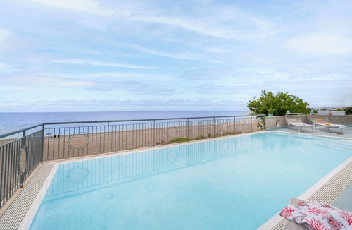 Fondachello Apartment | Luxury Room Nausica, 2 people, sea-view swimming pool access.