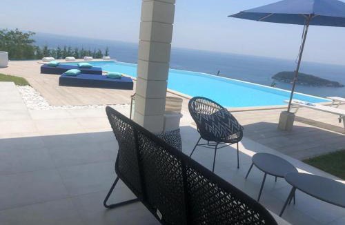 Cucco-Riviere Villa | Luxury villa Blue&Blanc piscina a sfioro isola