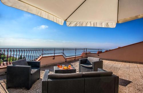 San Marco d'Alunzio Apartment | Mansarda sopra il mare