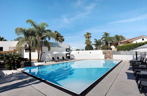 Laura Apartment | Marina Living Rooms – Basic Triple Room with Shared Pool, Wi-Fi and Air Conditioning