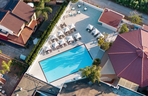 Laura Apartment | Marina Living Rooms – Basic Triple Room with Shared Pool, Wi-Fi and Air Conditioning