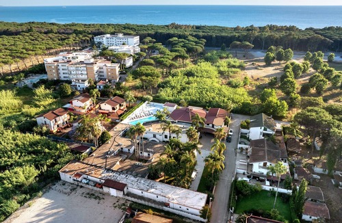 Laura Apartment | Marina Living Rooms – Basic Triple Room with Shared Pool, Wi-Fi and Air Conditioning