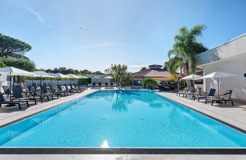 Laura Apartment | Marina Living Rooms – Comfort Quadruple Room with Shared Pool, Wi-Fi & Air Conditioning