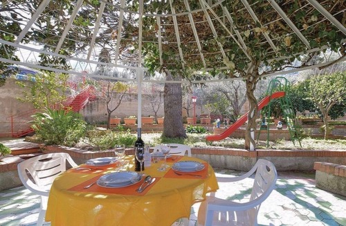 Sant'Onofrio House | Melania House woman