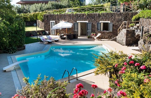 Ragalna House | Monte - Independent House with private Pool, 4 People, Garden WiFi, A/C, Sicily