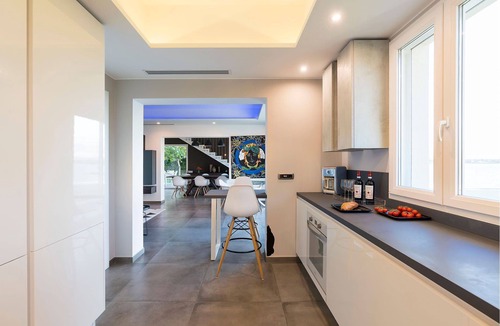 Syracuse Villa | My Rental Homes - Sea Art Villa luxury property with pool 4 bedrooms 8 sleeps