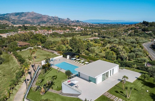 Calatabiano Villa | My Rental Homes - Villa Inga with ample garden, private pool,in-room Jacuzzi tub