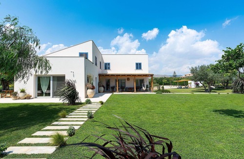 Avola Villa | My Rental Homes - Villa Orangella located near the sea with private pool 6 bedrooms 12 sleeps