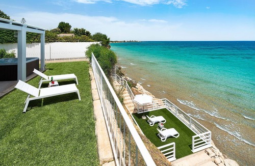 Noto Marina Villa | My Rental Homes - Villa Sea Star: jacuzzi, sun terrace and direct access to the sea