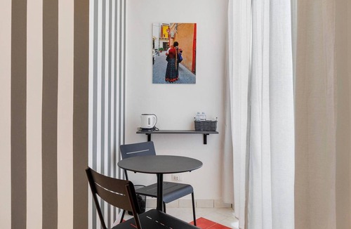 Corso dei Mille - Sant'Erasmo Apartment | 'Myla's Rooms - 1' Room with Balcony, Wi-Fi and Air Conditioning