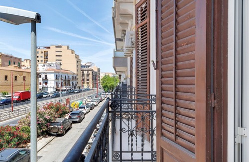 Corso dei Mille - Sant'Erasmo Apartment | 'Myla's Rooms - 1' Room with Balcony, Wi-Fi and Air Conditioning
