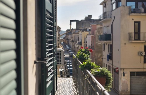 Vittoria Apartment | ‘Nero D’Avola’ Apartment with Balcony, Wi-Fi and Air Conditioning
