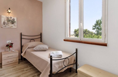 Villalba Apartment | NEW LIFE Villalba Resort - Room '102' with Shared Terrace, Wi-Fi and Air Conditioning