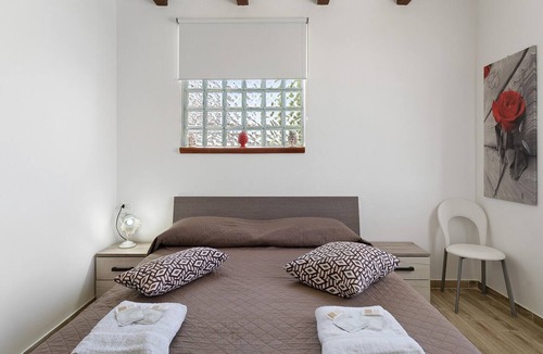 Villalba House | NEW LIFE Villalba Resort - Room '101' with Shared Terrace, Wi-Fi and Air Conditioning