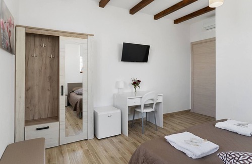 Villalba House | NEW LIFE Villalba Resort - Room '101' with Shared Terrace, Wi-Fi and Air Conditioning