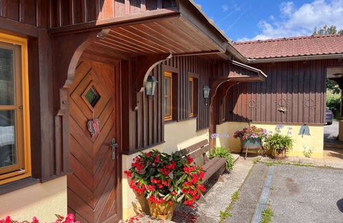 Treffen Villa | Nice apartment in villa for 4 guests with WIFI, TV, terrace and pets allowed