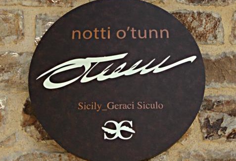 Geraci Siculo House | Notti O' Tunn Luxury Rooms in centro