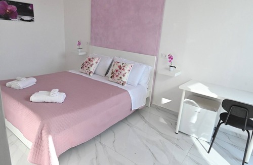 Boscotrecase House | OrchiDea room with balcony.