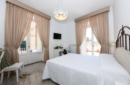 Amalfi Hotel | PALAZZ0 GARGANO AMALFI ROOM WITH TERRACE IN THE HEART OF CITY