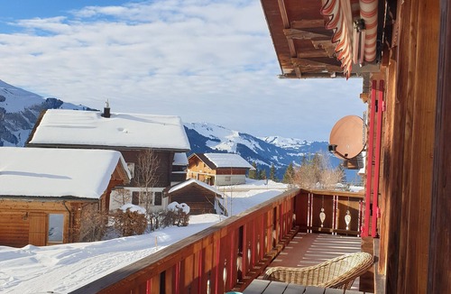 Lenk Ski Chalet | Panoramic apartment with studio and fireplace
