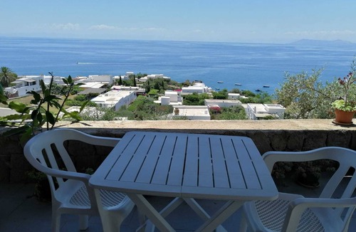 Panarea House | Panoramic seaside apartment in Panarea near beach