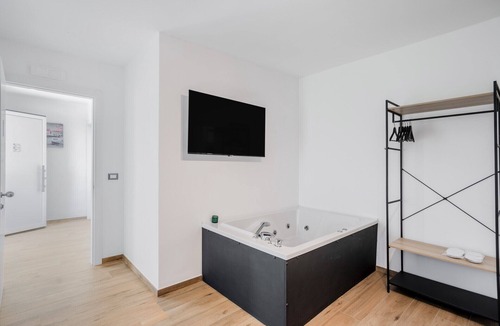 Torre a Mare Bed & Breakfast | Pietramare Luxury - Black Diamond by Rentbeat