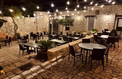 Monterosso Almo Cottage | Pomegranate Cottage