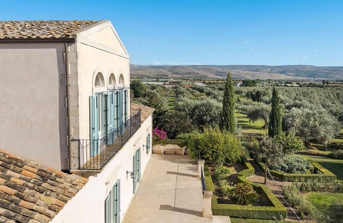 Chiaramonte Gulfi Villa | Prestigious villa with private pool in Chiaramonte Gulfi - DiCasaInSicilia