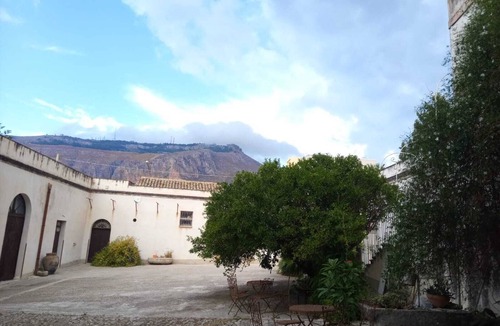 Mockarta House | Relax in Erice valley, 15'from the sea, freepark,bbq,garden,bubble hot tub 8people