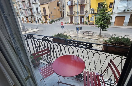 Ciminna House | Rent rooms with bathroom for exclusive use in a downtown building