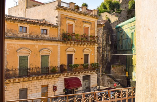 Rovittello Apartment | RESIDENCE LAURIA with a view of Etna