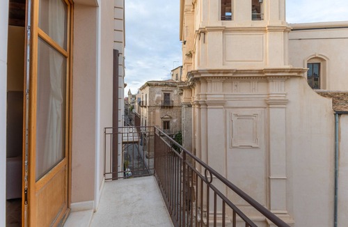Licata Apartment | Room 'Al Duomo - Camera King Superior' with Shared Terrace, Wi-Fi and Air Conditioning