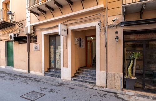 Licata Apartment | Room 'Al Duomo - Camera Queen' with Shared Terrace, Wi-Fi and Air Conditioning