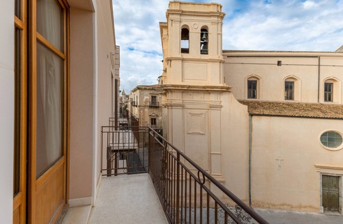 Licata Apartment | Room 'Al Duomo - Camera Tripla' with Shared Terrace, Wi-Fi and Air Conditioning