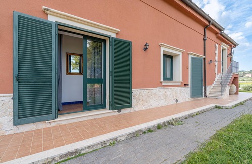 Syracuse Apartment | Room 'Al Palmento Relais - Nero D'Avola R2' with Shared Pool, Wi-Fi and Air Conditioning