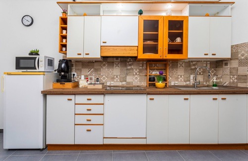 Bronte Apartment | Room 'Annunziata - Pistacchio Bronte' with Balcony, Wi-Fi and Air Conditioning