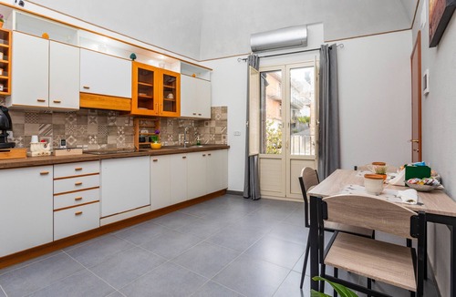 Bronte Apartment | Room 'Annunziata - Pistacchio Bronte' with Balcony, Wi-Fi and Air Conditioning