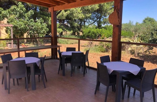 Rilievo Apartment | Room 'Azzarola' with Shared Garden, Wi-Fi and Air Conditioning