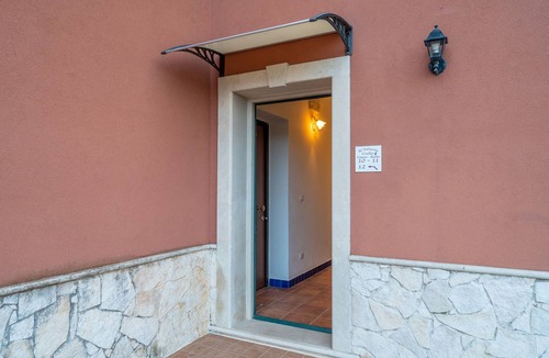 Syracuse Apartment | Room 'Cabernet R12' with Shared Pool, Wi-Fi and Air Conditioning