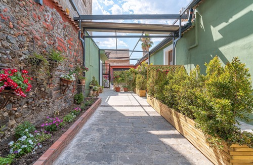 Santa Maria di Licodia Apartment | Room 'Civico 46 - Green' with Shared Terrace, Wi-Fi and Air Conditioning