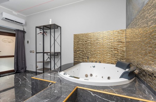 Acireale Apartment | Room 'Delle Colombe' with Wi-Fi and Air Conditioning