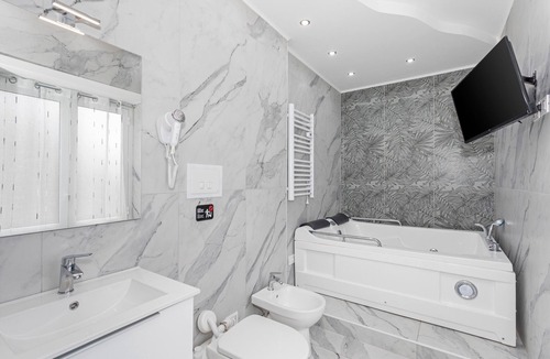 Monte Po-Nesima-San Leone-Rapisardi Apartment | Room 'Dolce Relax - Tripla Luxury' with Wi-Fi and Air Conditioning
