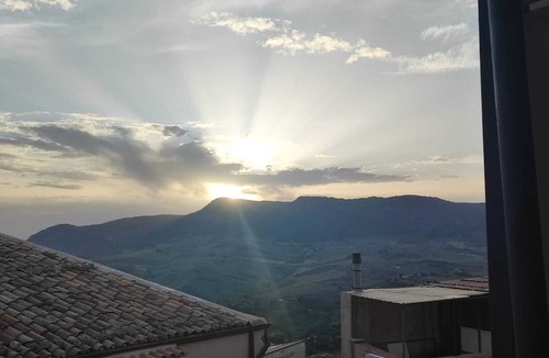 Giuliana Apartment | Room 'Eleonora D'Aragona' with Mountain View, Wi-Fi and Air Conditioning