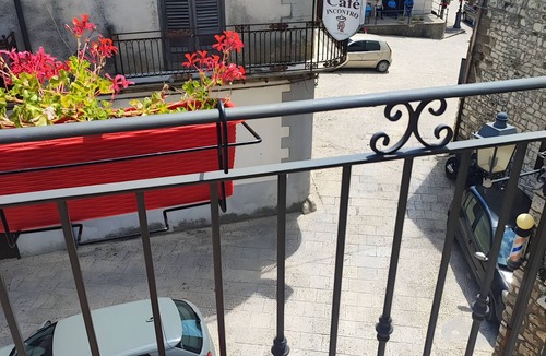 Giuliana Apartment | Room 'Eleonora D'Aragona' with Mountain View, Wi-Fi and Air Conditioning