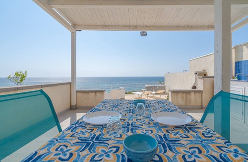 Noto Marina Apartment | Room 'Faraglione 1' with Sea View, Wi-Fi and Air Conditioning