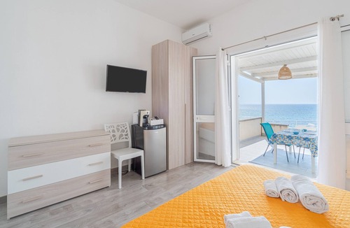 Noto Marina Apartment | Room 'Faraglione 1' with Sea View, Wi-Fi and Air Conditioning