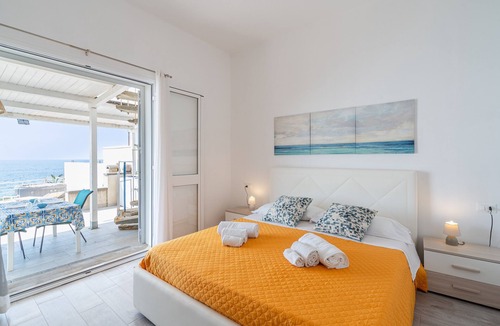 Noto Marina Apartment | Room 'Faraglione 1' with Sea View, Wi-Fi and Air Conditioning
